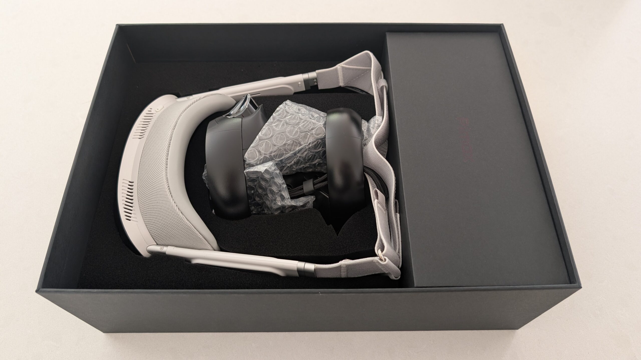 The Pimax Dream Air SLAM version in its box with the two bundled controllers