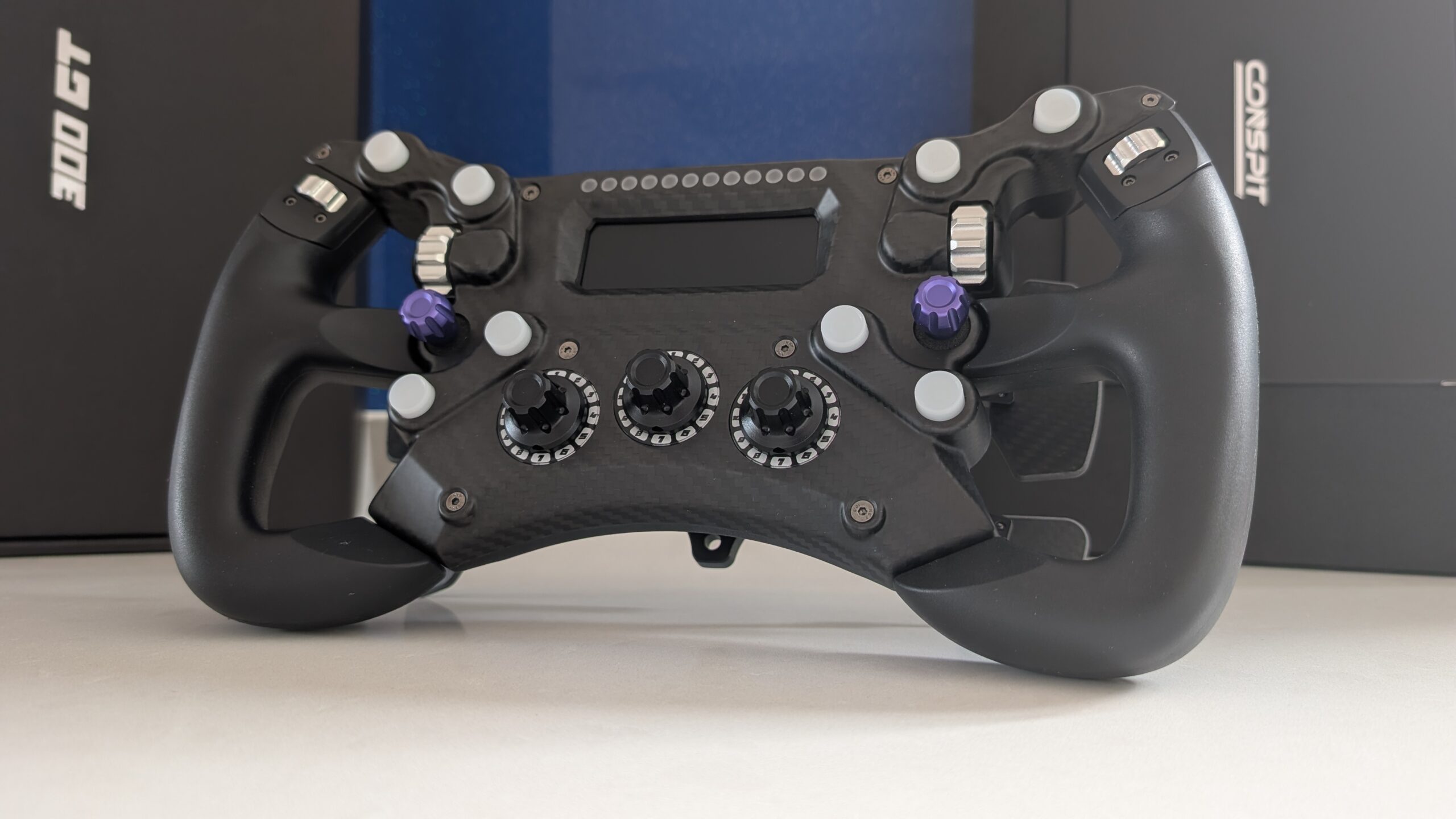 Conspit 300 GT steering wheel, front three-quarter view, display off