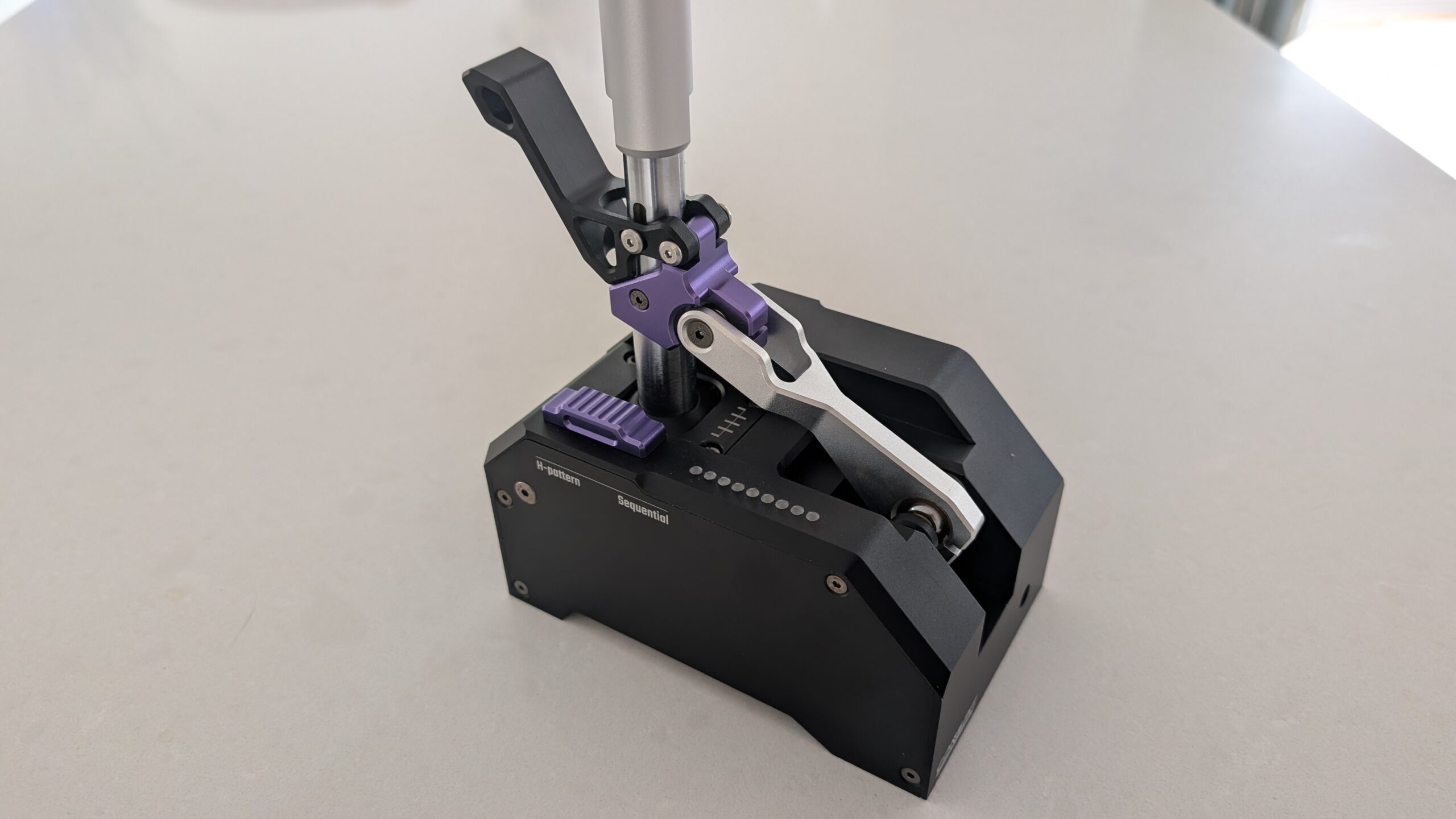 Top deck of the CONSPIT CHS with the purple H-pattern / Sequential slider, LED row and linkage arm