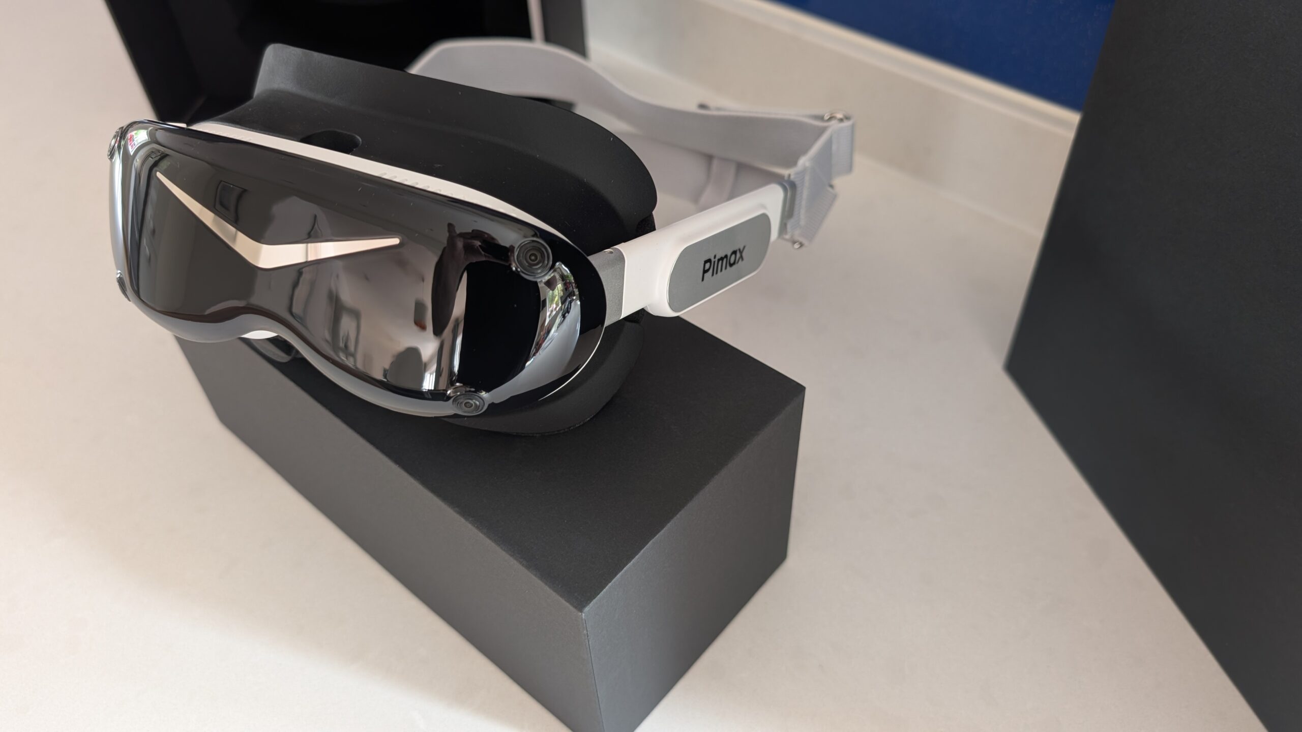 Front three-quarter view of the Dream Air SE showing the mirrored visor and a front SLAM camera