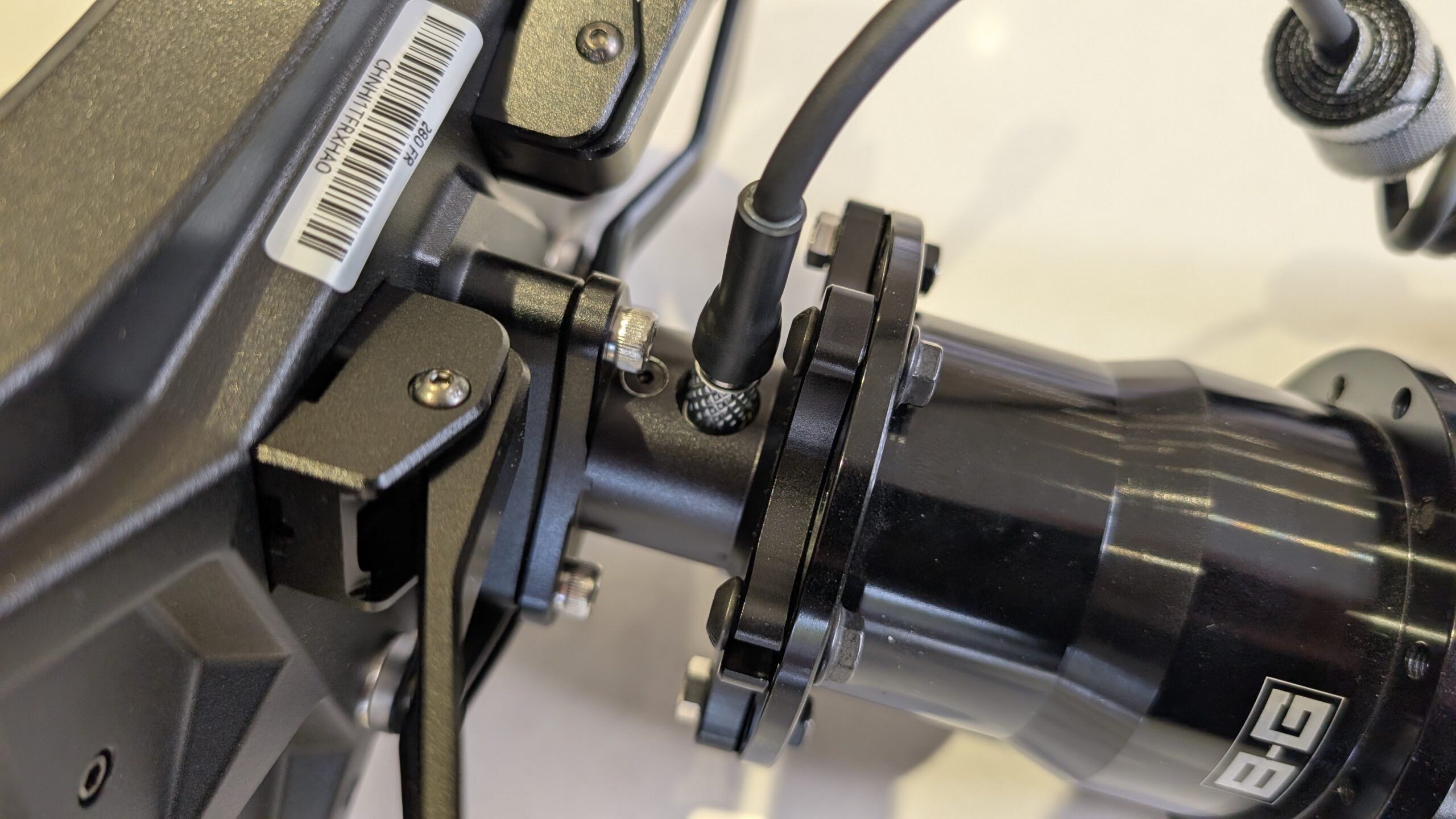 Close-up of the rear of the CONSPIT 280 FR: the 280 FR label and a cable with a knurled plug at the hub