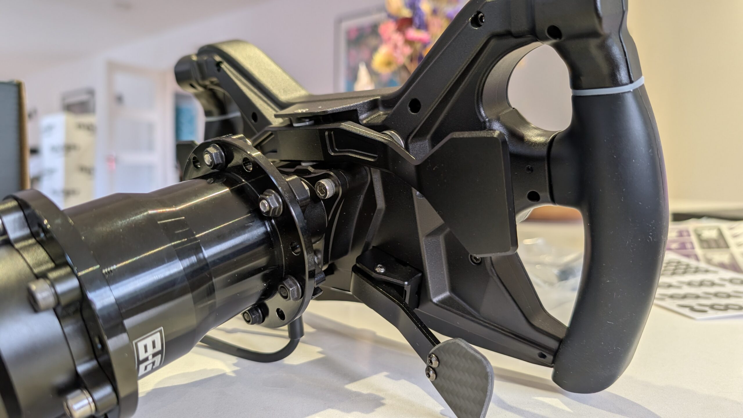 Side view of the CONSPIT 280 FR with its hub bolted to a B-G Racing 100 mm extension, a carbon paddle below